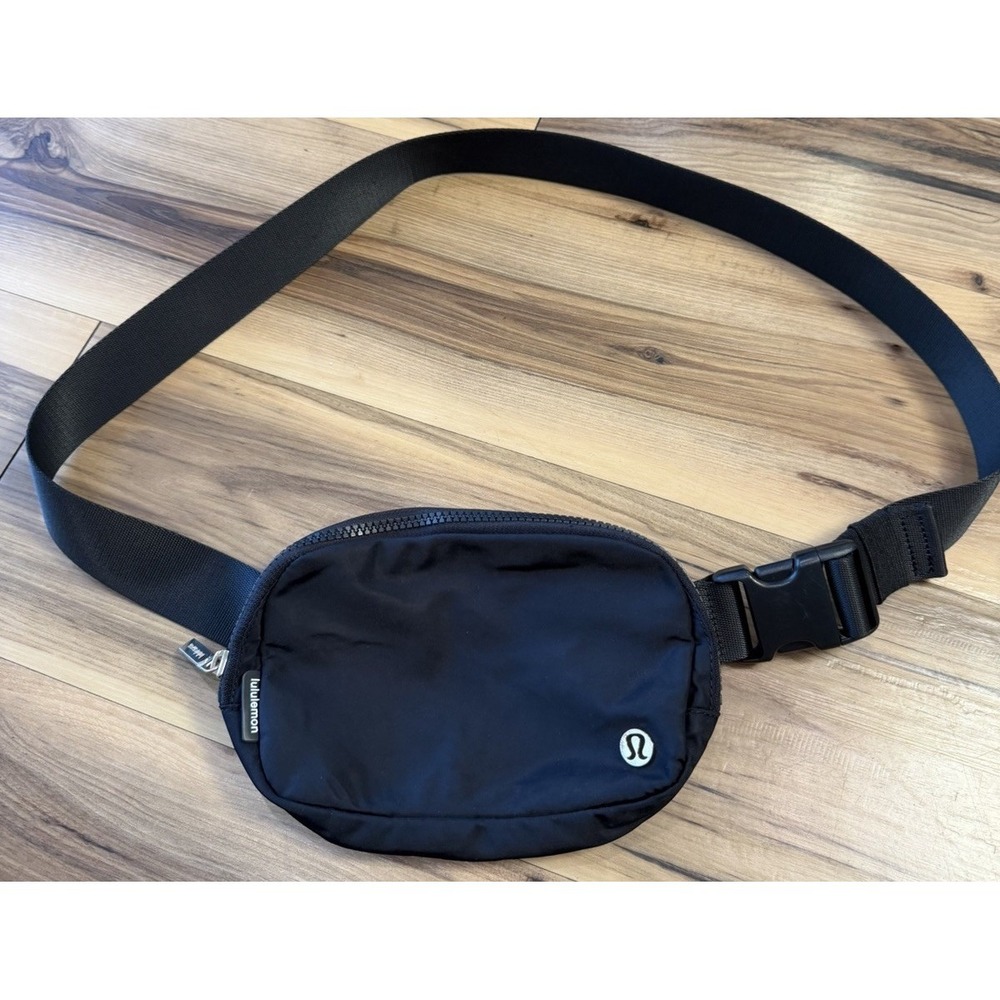 Lululemon Everywhere Belt Bag 1L Black Gold Casual Crossbody Waist Pack